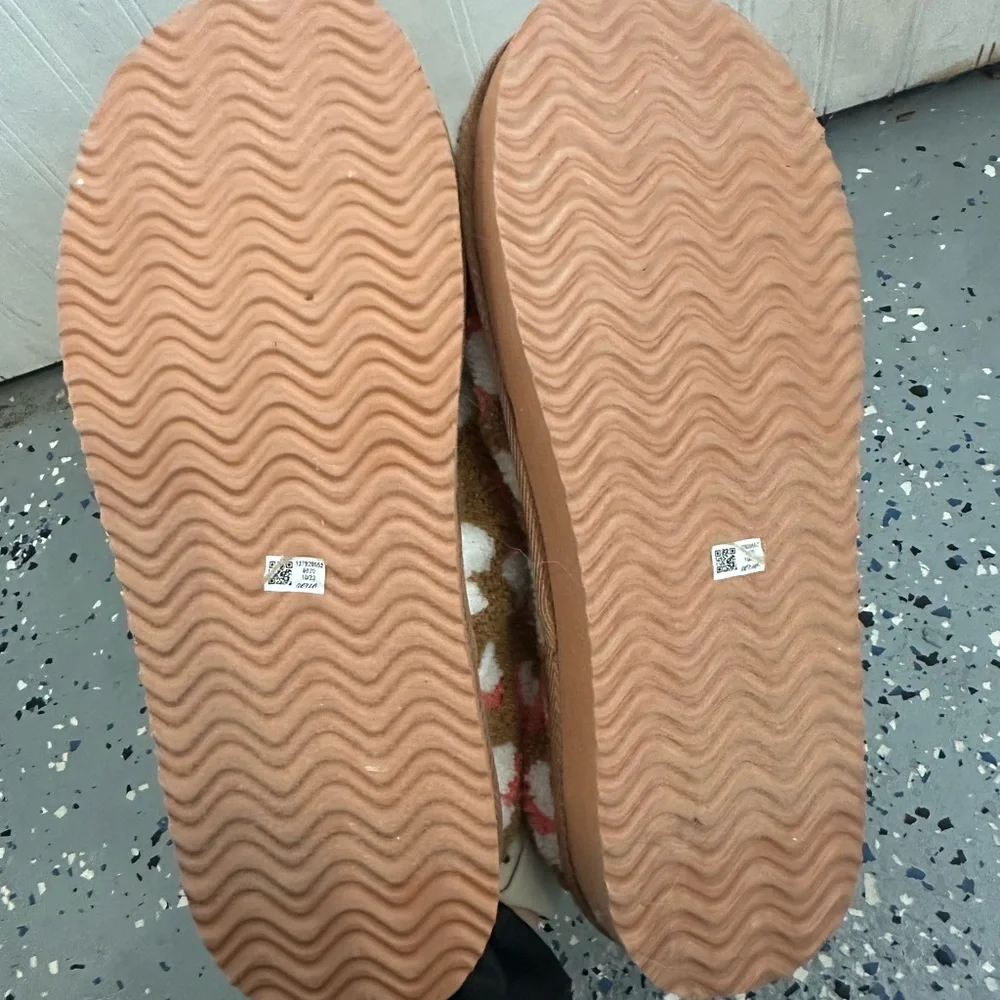 Aerie, Cozy Heart Pattern Slippers - Picture 4 of 5